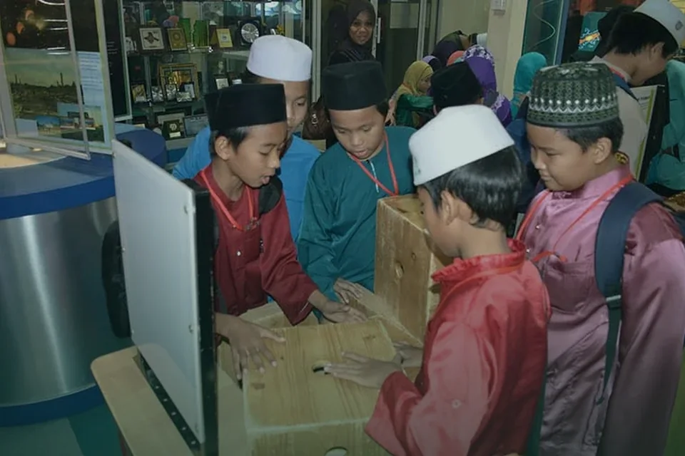 Murid meneroka pameran astronomi