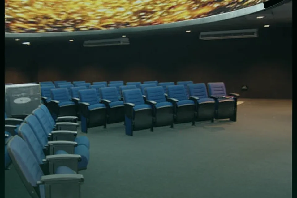 Tayangan planetarium di bawah kubah bintang