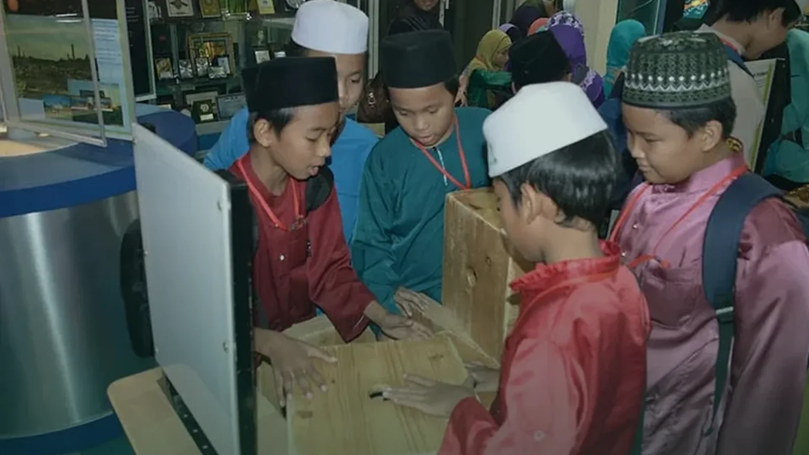 Lawatan sekolah di Kompleks Falak Al-Khawarizmi